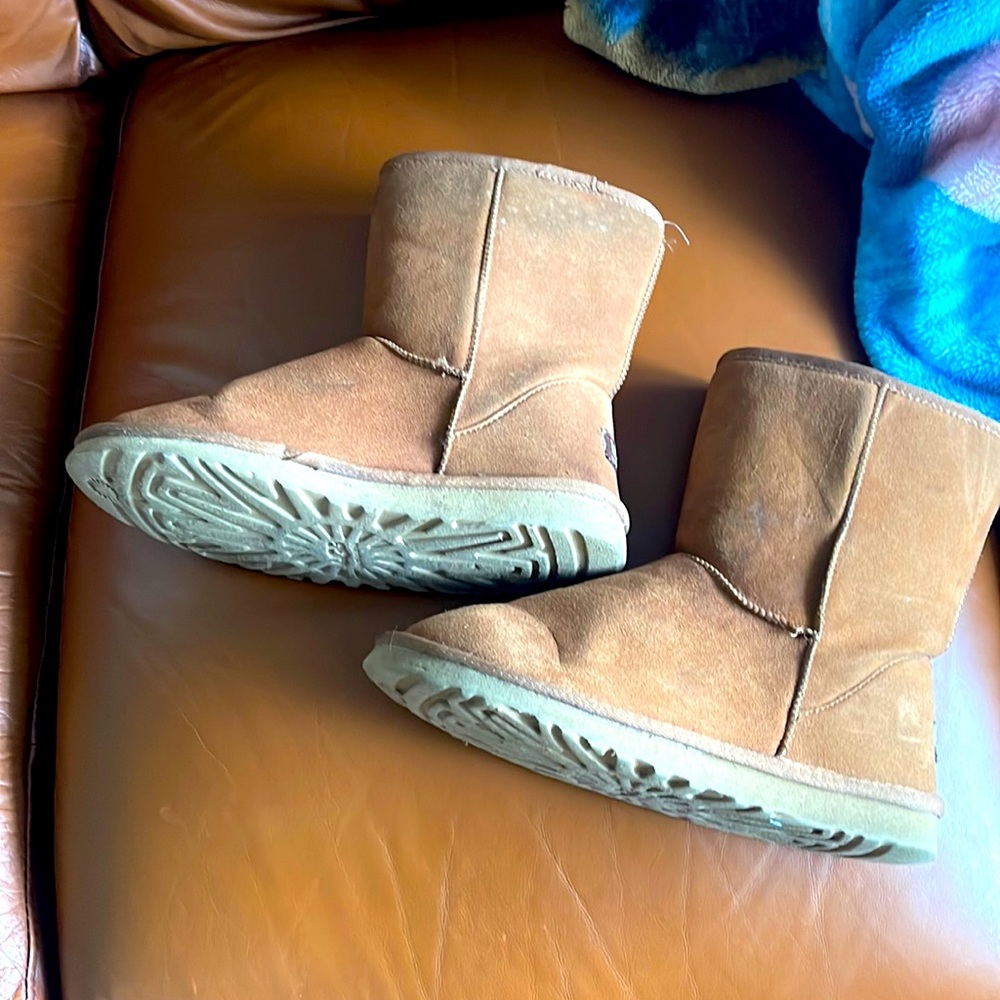 UGG boots. Sz. 8. Good condition